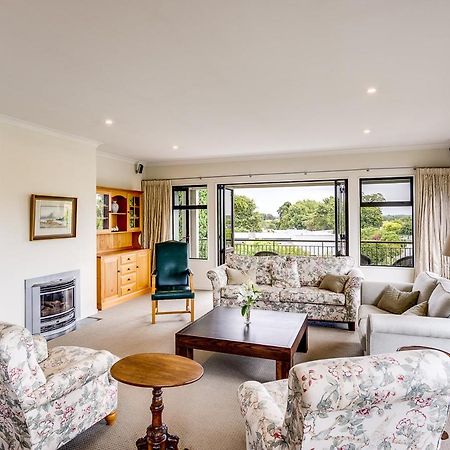 Busby Hill Villa - Havelock North Holiday Home Bagian luar foto
