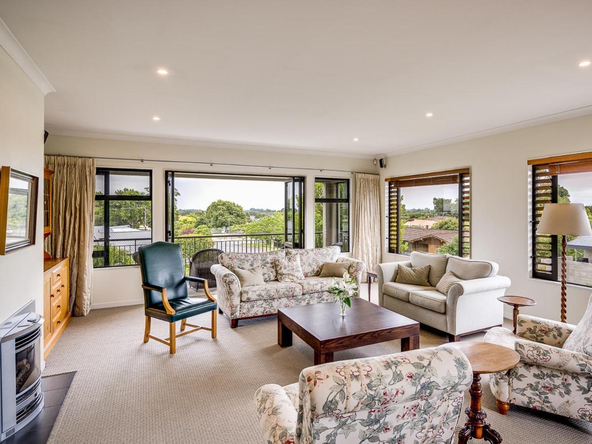 Busby Hill Villa - Havelock North Holiday Home Bagian luar foto