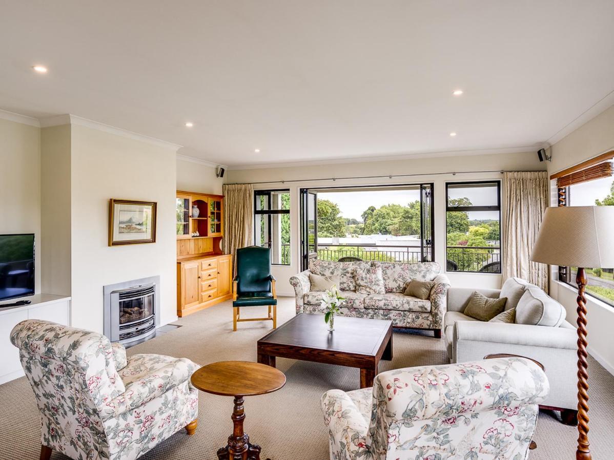 Busby Hill Villa - Havelock North Holiday Home Bagian luar foto