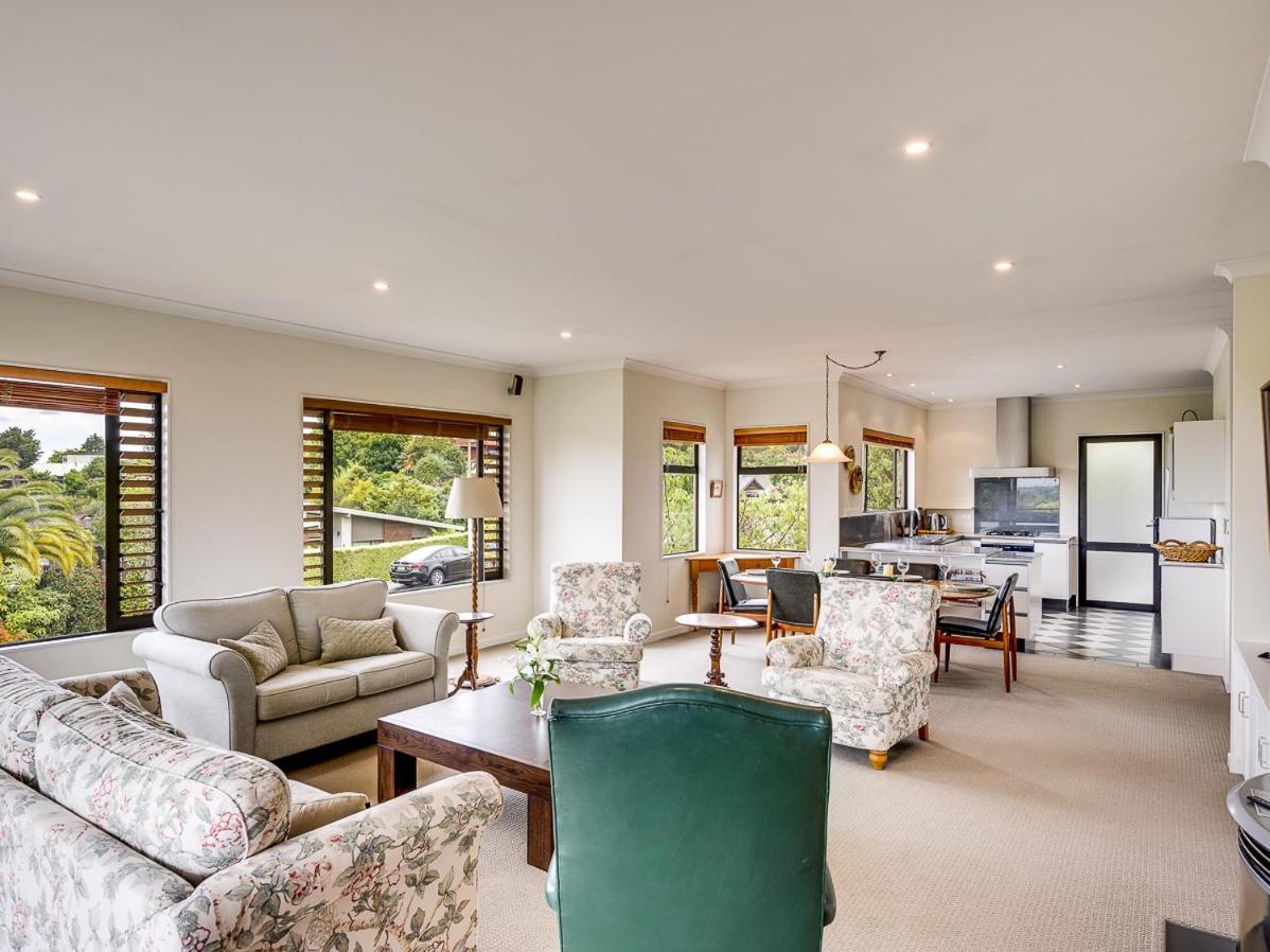 Busby Hill Villa - Havelock North Holiday Home Bagian luar foto