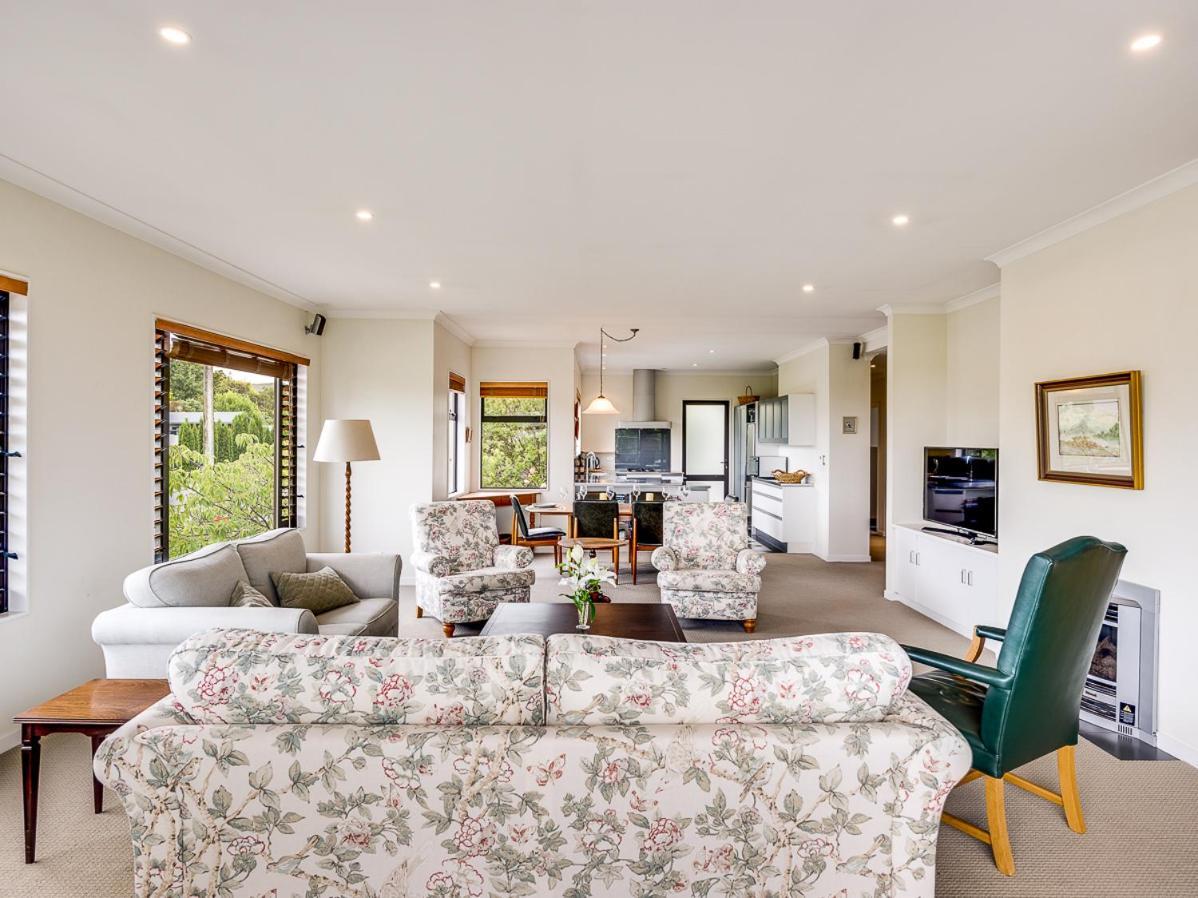 Busby Hill Villa - Havelock North Holiday Home Bagian luar foto