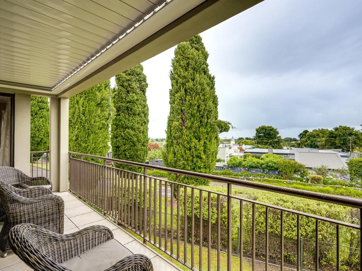 Busby Hill Villa - Havelock North Holiday Home Bagian luar foto